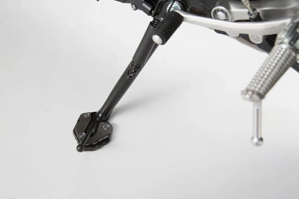 Letzte Chance SW-Motech Seitenständerfuß-Verbreiterung Schwarz/Silbern. Yamaha MT-09 Tracer, XSR900/Abar.